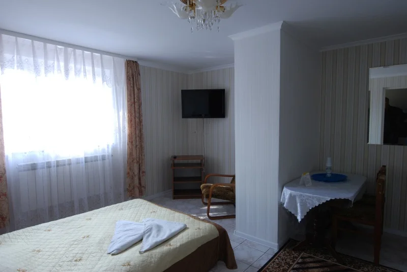 Ljust hotellrum