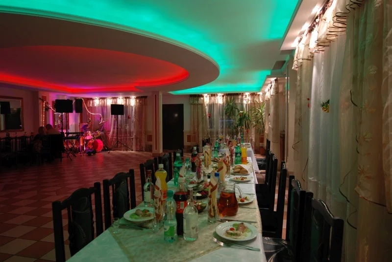 Restaurang förberedd för en kvällsfest